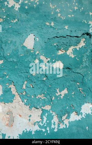 Bemalte und verwitterte Wand mit weiß, Schwanz und blau Stockfoto
