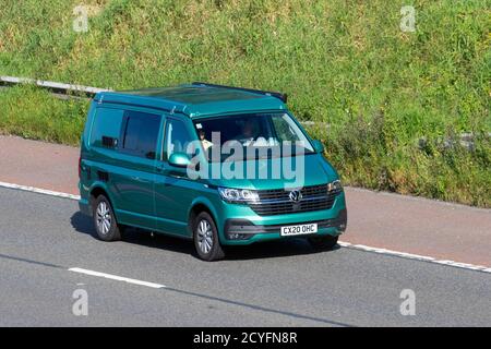 2020 grün VW Transporter T28 Highline; Fahrzeugverkehr, Fahrzeuge bewegen, Autos, Fahrzeug fahren auf britischen Straßen, Motoren, Fahren auf der Autobahn M6 Straßennetz. Stockfoto