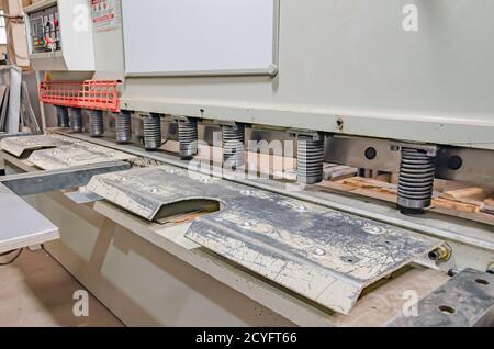 Die scharfen Zähne der Bandsäge auf der modernen Rotmetall-Bearbeitungsmaschine sorgen dank der Einstelllinie für eine hohe Schnittgenauigkeit. Nahaufnahme. Stockfoto