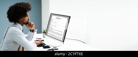 African American Typing Rechtsvertrag Auf Office-Computer Stockfoto