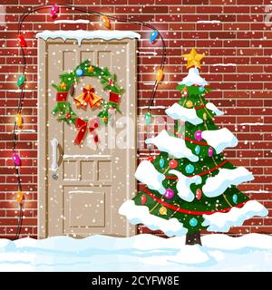 Weihnachtliche Türdekoration. Eingang zum Vorstadthaus mit Kranz, Glocken, Girlande Lichter dekoriert. Weihnachtsgrüße. Schneeflocken, Schneeverwehungen. Neujahr und Weihnachtsfeier. Flache Vektorgrafik Stock Vektor