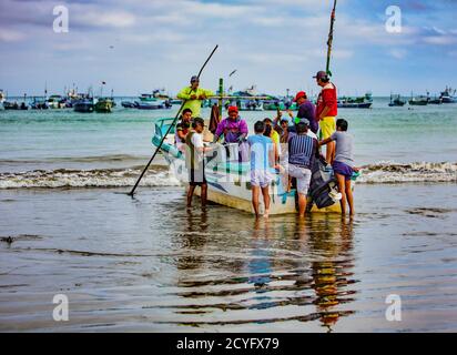 Puerto Lopez, Ecuador - September 12, 2018 - Männer sammeln und sprechen vom Fang des Tages Stockfoto