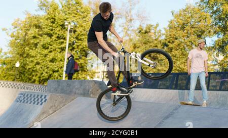 Moskau, Russland - 22. September 2020: BMX im Moskauer öffentlichen Park. Tapferer junger Biker, der Stunt macht. Er macht Trick auf dem Fahrrad im Herbst Tag. Extremsport ist Stockfoto