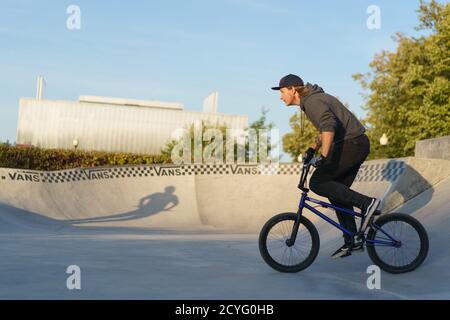 Moskau, Russland - 22. September 2020: BMX im Moskauer öffentlichen Park. Tapferer junger Biker, der Stunt macht. Er macht Trick auf dem Fahrrad im Herbst Tag. Extremsport ist Stockfoto