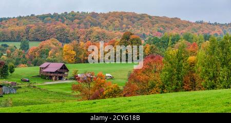 Woodstock, Vermont - Oktober 8, 2018 - Rolling Hills von Vermont aus ihre Farben im Herbst zeigen Stockfoto