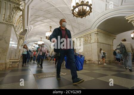 Moskau, Russland - 25. September 2020: Moskauer Prospekt Mira U-Bahnstation außen. Eine Menge Leute. Reisekonzept. Coronavirus-Pandemie. Jemand Stockfoto