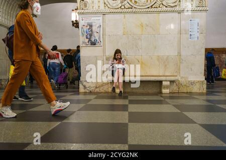 Moskau, Russland - 25. September 2020: Moskauer Prospekt Mira U-Bahnstation außen. Eine Menge Leute. Reisekonzept. Coronavirus-Pandemie. Jemand Stockfoto