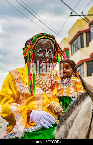 Latacunga, Ecuador - 22. September 2018 - der Mann trägt die Maske von Mama negra während der jährlichen Parade Stockfoto