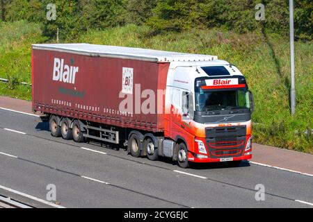 Blair Internationale Spedition Lieferwagen, LKW, schwere Nutzfahrzeuge, Transport, LKW, Frachtführer, Volvo FH Fahrzeug, Europäische kommerzielle Transportindustrie LKW, M6 in Manchester, Großbritannien Stockfoto