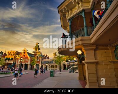 Charaktere begrüßen Gäste, Disneyland Paris, Marne-la-Vallée, Paris, Frankreich, Europa Stockfoto