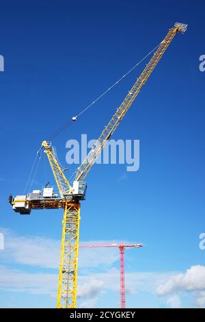 Oktober 2020 - zwei sehr hohe Turmdrehkrane über der englischen Stadt Bristol, England Stockfoto