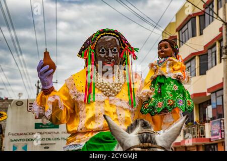 Latacunga, Ecuador - 22. September 2018 - der Mann trägt die Maske von Mama negra während der jährlichen Parade Stockfoto