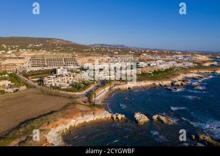 Luftaufnahme des Cap St. Georges Beach Club Resort Entwicklung, in der Nähe von Peyia, Paphos Region, Zypern. Stockfoto
