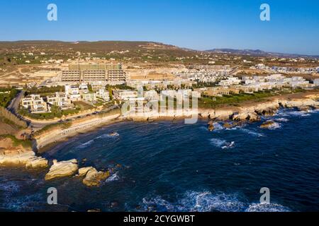 Luftaufnahme des Cap St. Georges Beach Club Resort Entwicklung, in der Nähe von Peyia, Paphos Region, Zypern. Stockfoto