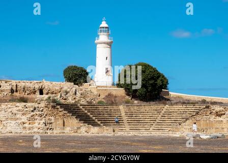 Altes Odeon und Leuchtturm im Archäologischen Park von Paphos, Kato Paphos, Zypern. Stockfoto