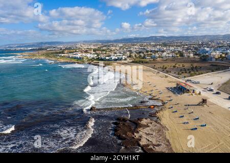 Luftaufnahme des städtischen Strandes von Paphos, Zypern. Stockfoto