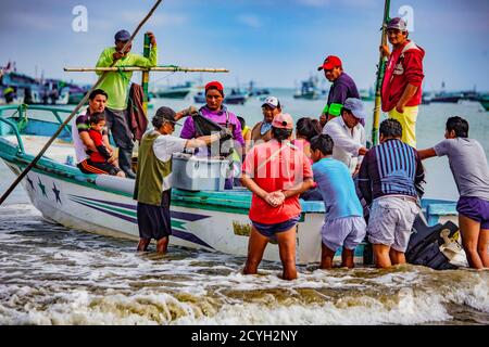 Puerto Lopez, Ecuador - September 12, 2018 - Männer sammeln und sprechen vom Fang des Tages Stockfoto