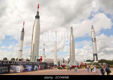 Raketen, die die NASA-Weltraumtechnologie über Jahrzehnte im Kennedy Space Center, Cape Canaveral, USA demonstrieren Stockfoto