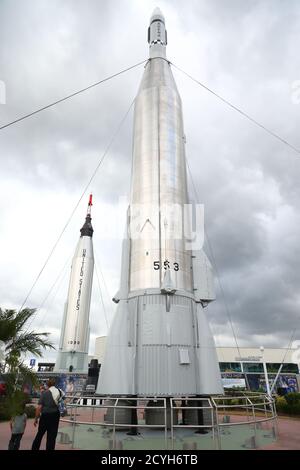 Raketen, die die NASA-Weltraumtechnologie über Jahrzehnte im Kennedy Space Center, Cape Canaveral, USA demonstrieren Stockfoto