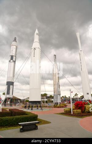 Raketen, die die NASA-Weltraumtechnologie über Jahrzehnte im Kennedy Space Center, Cape Canaveral, USA demonstrieren Stockfoto