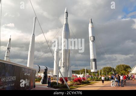 Raketen, die die NASA-Weltraumtechnologie über Jahrzehnte im Kennedy Space Center, Cape Canaveral, USA demonstrieren Stockfoto