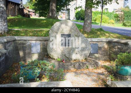 Ein Denkmal für die 32 Gemeinden und Siedlungen des Bezirks Prasily, die von der tschechoslowakischen Volksarmee in den 1950er Jahren zerstört wurden, in t Stockfoto