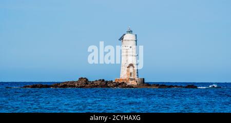 Der Leuchtturm der Mangiabarche, umhüllt von den Wellen eines Mistralwindes Stockfoto