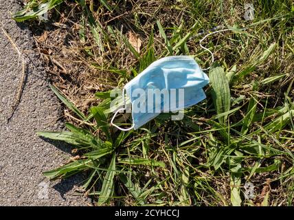 Leipzig, Deutschland. September 2020. Eine ausrangierte oder verlorene medizinische Gesichtsmaske liegt auf einer Wiese. Quelle: Peter Endig/dpa-Zentralbild/ZB/dpa/Alamy Live News Stockfoto