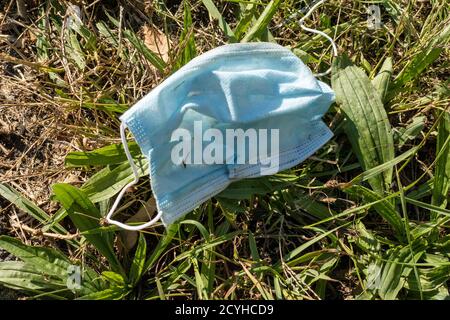 Leipzig, Deutschland. September 2020. Eine ausrangierte oder verlorene medizinische Gesichtsmaske liegt auf einer Wiese. Quelle: Peter Endig/dpa-Zentralbild/ZB/dpa/Alamy Live News Stockfoto