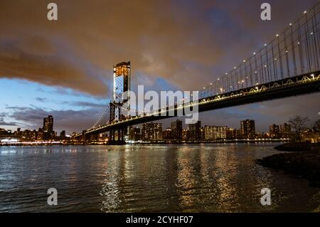 BROOKLYN, NEW YORK, May 27, 2018: Manhattan Bridge, wie von Dumbo Park gesehen kurz vor Sonnenuntergang Stockfoto