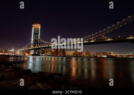 BROOKLYN, NEW YORK, May 27, 2018: Manhattan Bridge, wie von Dumbo Park gesehen kurz nach Sonnenuntergang Stockfoto