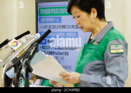 Tokio, Japan. Oktober 2020. Die Gouverneurin von Tokio, Yuriko Koike, spricht während ihrer regelmäßigen Pressekonferenz am 2. Oktober 2020 in Tokio, Japan. Quelle: Rodrigo Reyes Marin/AFLO/Alamy Live News Stockfoto