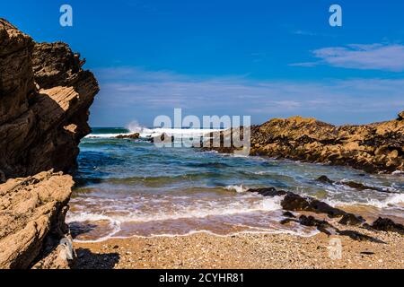 Wellen und Felsen in der Nähe von Fistral Beach, Newquay, Cornwall, Großbritannien Stockfoto