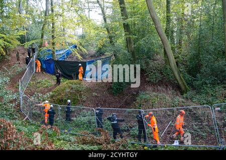 Wendover, Großbritannien. Oktober 2020. Ein Zaun wird hastig von HS2 durch den Wald aufgesetzt. Friedliche Baumschützer und Umweltaktivisten im Stop HS2 Jones Hill Protection Camp wurden heute von den National Eviction Team Enforcement Agents, die im Auftrag von HS2 Ltd. Arbeiten, aus ihren Häusern in den Bäumen vertrieben.die über Budget und umstrittene HS2 High Speed Rail Verbindung von London nach Das Birmingham-Projekt setzt 108 uralte Waldgebiete, 693 Wildtiergebiete und 33 SSSIs dem Risiko von Schäden oder Zerstörung aus. Quelle: Maureen McLean/Alamy Stockfoto