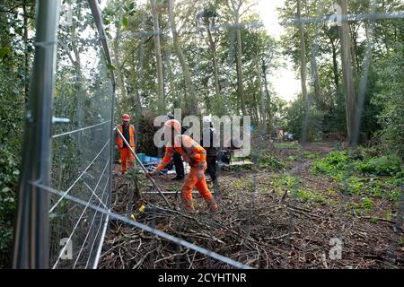 Wendover, Großbritannien. Oktober 2020. Ein Zaun wird hastig von HS2 durch den Wald aufgesetzt. Friedliche Baumschützer und Umweltaktivisten im Stop HS2 Jones Hill Protection Camp wurden heute von den National Eviction Team Enforcement Agents, die im Auftrag von HS2 Ltd. Arbeiten, aus ihren Häusern in den Bäumen vertrieben.die über Budget und umstrittene HS2 High Speed Rail Verbindung von London nach Das Birmingham-Projekt setzt 108 uralte Waldgebiete, 693 Wildtiergebiete und 33 SSSIs dem Risiko von Schäden oder Zerstörung aus. Quelle: Maureen McLean/Alamy Stockfoto