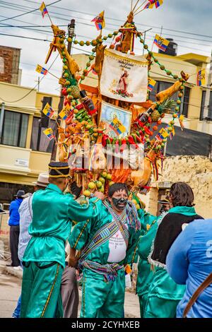 Latacunga, Ecuador - 22. September 2018 - Die stärksten Männer der jeweiligen Nachbarschaft trägt ein Schwein und eine ganze fest auf seinem Rücken für die Parade Stockfoto