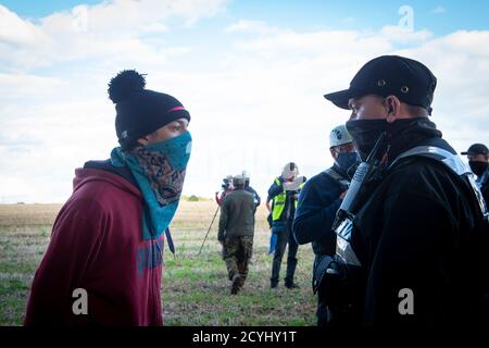 Wendover, Großbritannien. Oktober 2020. Ein junger Baumschützer versucht einem NET Enforcement Agent zu erzählen, warum er eine Kampagne führt. Friedliche Baumschützer und Umweltaktivisten im Stop HS2 Jones Hill Protection Camp wurden heute von den National Eviction Team Enforcement Agents, die im Auftrag von HS2 Ltd. Arbeiten, aus ihren Häusern in den Bäumen vertrieben.die über Budget und umstrittene HS2 High Speed Rail Verbindung von London nach Das Birmingham-Projekt setzt 108 uralte Waldgebiete, 693 Wildtiergebiete und 33 SSSIs dem Risiko von Schäden oder Zerstörung aus. Quelle: Maureen McLean/Alamy Stockfoto