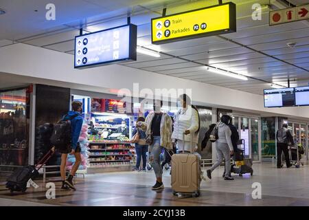 Johannesburg, Südafrika. Oktober 2020. Passagiere werden am OR Tambo International Airport in Johannesburg, Südafrika, am 1. Oktober 2020 gesehen. Südafrika hat damit begonnen, Unternehmen, Investoren und qualifizierte Experten in das Land ab Oktober 1. Der Minister für internationale Beziehungen und Zusammenarbeit Naledi Pandor sagte, dass diejenigen, die für Tourismus aus risikoreiche Länder reisen wollen, nicht in das Land einreisen dürfen. Für Geschäftsreisende aus diesen Ländern ist es jedoch erlaubt. Quelle: Yeshiel/Xinhua/Alamy Live News Stockfoto