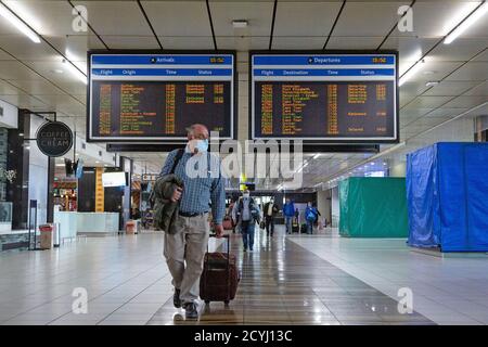 Johannesburg, Südafrika. Oktober 2020. Ein Passagier trägt eine Gesichtsmaske sind am ODER Tambo International Airport in Johannesburg, Südafrika, Oktober 1, 2020 gesehen. Südafrika hat damit begonnen, Unternehmen, Investoren und qualifizierte Experten in das Land ab Oktober 1. Der Minister für internationale Beziehungen und Zusammenarbeit Naledi Pandor sagte, dass diejenigen, die für Tourismus aus risikoreiche Länder reisen wollen, nicht in das Land einreisen dürfen. Für Geschäftsreisende aus diesen Ländern ist es jedoch erlaubt. Quelle: Yeshiel/Xinhua/Alamy Live News Stockfoto