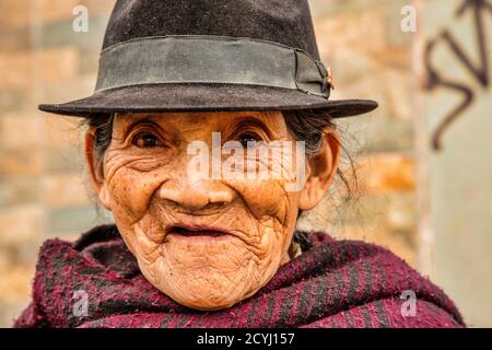 Latacunga, Ecuador - September 22, 2018 - alte Frau Uhren Mama Negra Parade Stockfoto