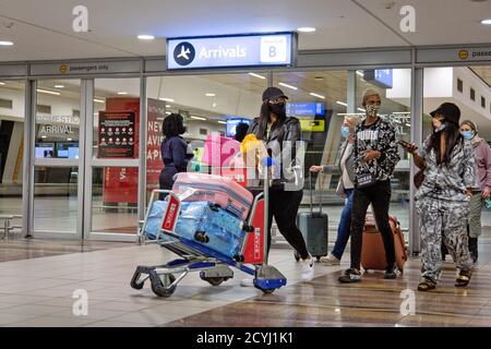 Johannesburg, Südafrika. Oktober 2020. Passagiere werden am OR Tambo International Airport in Johannesburg, Südafrika, am 1. Oktober 2020 gesehen. Südafrika hat damit begonnen, Unternehmen, Investoren und qualifizierte Experten in das Land ab Oktober 1. Der Minister für internationale Beziehungen und Zusammenarbeit Naledi Pandor sagte, dass diejenigen, die für Tourismus aus risikoreiche Länder reisen wollen, nicht in das Land einreisen dürfen. Für Geschäftsreisende aus diesen Ländern ist es jedoch erlaubt. Quelle: Yeshiel/Xinhua/Alamy Live News Stockfoto