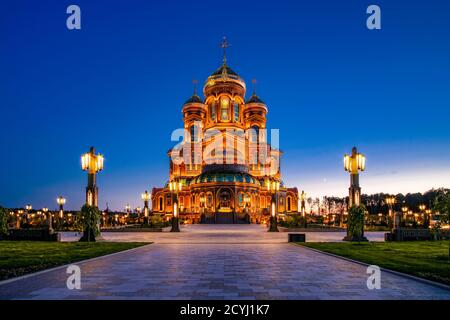 Kubinka, Region Moskau, Russland. 23. Juli 2020 Nachtansicht der wichtigsten orthodoxen Kirche der russischen Streitkräfte im Patriot Militärpark Stockfoto