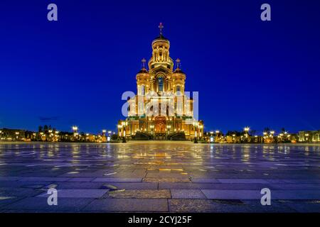 Kubinka, Region Moskau, Russland. 23. Juli 2020 Nachtansicht der wichtigsten orthodoxen Kirche der russischen Streitkräfte im Patriot Militärpark Stockfoto