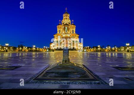 Kubinka, Region Moskau, Russland. 23. Juli 2020 Nachtansicht der wichtigsten orthodoxen Kirche der russischen Streitkräfte im Patriot Militärpark Stockfoto