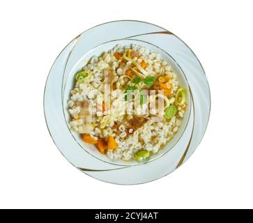 Perlgerste, Speck und Lauch-Kasserolle aus nächster Nähe Stockfoto