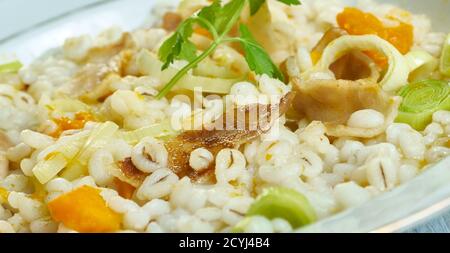 Perlgerste, Speck und Lauch-Kasserolle aus nächster Nähe Stockfoto