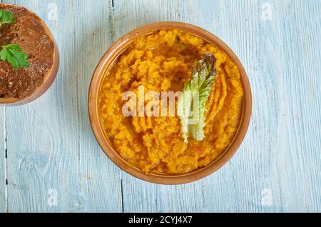 Supu ya Malenge, kenianische Küche, gehackter, entkernter Kürbis, Karotten, Kartoffeln, Brühe, Ingwer, Knoblauch, Zwiebeln und Öl. Stockfoto
