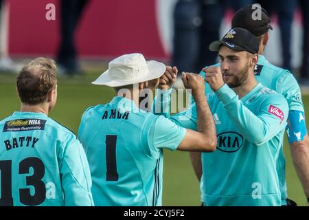 London, Großbritannien. Oktober 2020. Hashim Amla und will Jacks feiern nach Surreys Sieg gegen Kent im Vitality T20 Blast Quarter-Final beim Kia Oval. Das Spiel wurde aufgrund der Covid-19 Einschränkungen in einem leeren Stadion gespielt. David Rowe/Alamy Live News Stockfoto