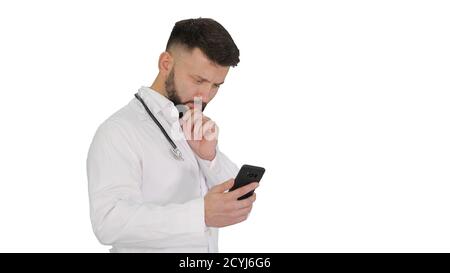Männlich Arzt in weißen medizinischen Uniform zu Fuß und mit smartphon Stockfoto