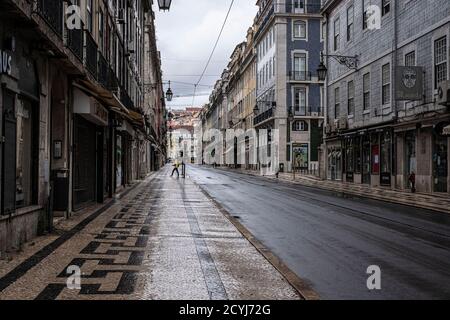 Lissabon, Portugal - 11. Juni 2020 : Rua da Prata an einem regnerischen Tag Stockfoto